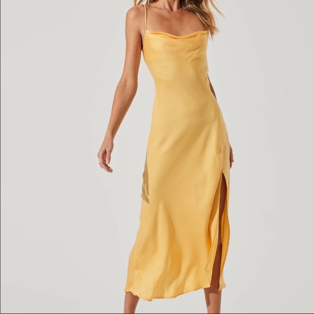STUNNING yellow dress. Perfect for a wedding guest!
